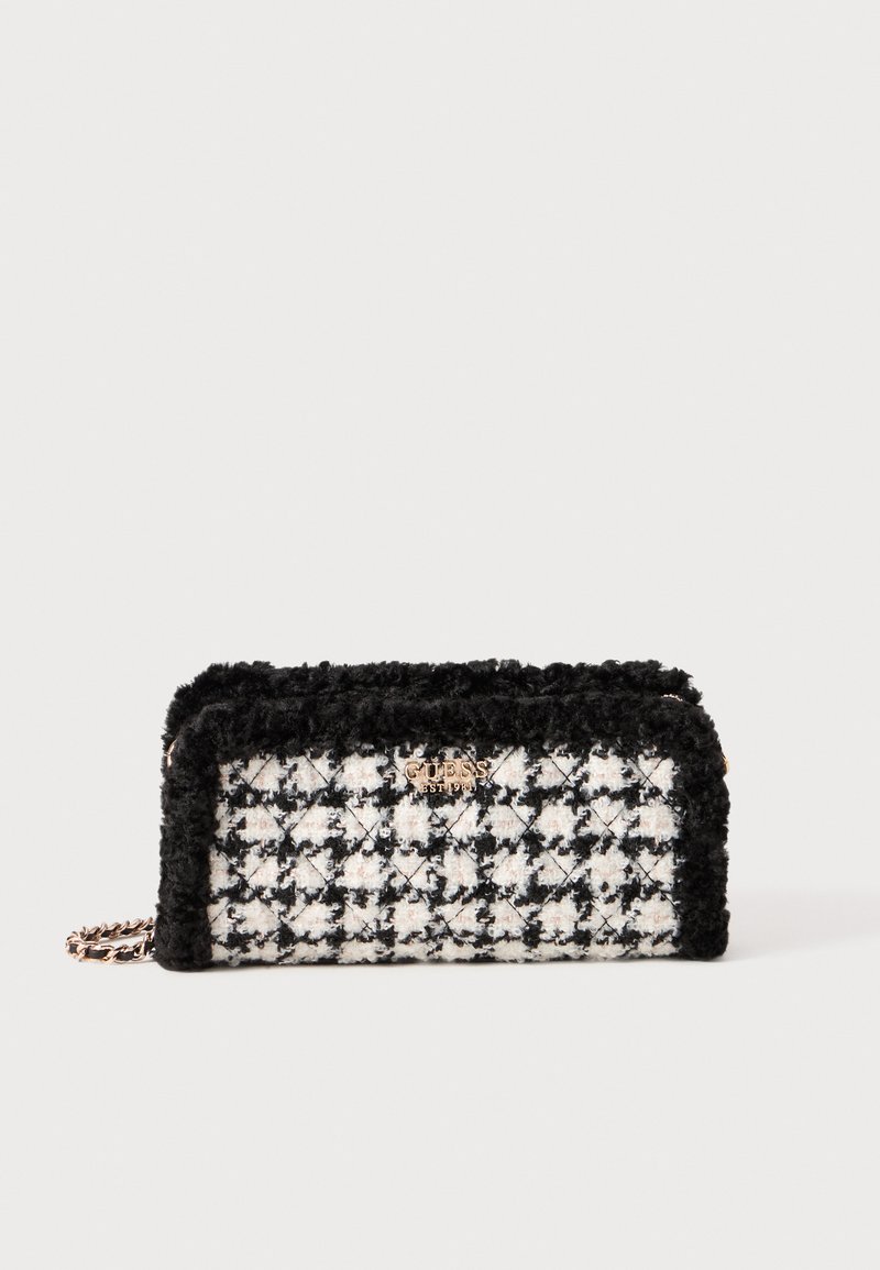 Borsa con motivo houndstooth in bianco e nero, rifinita con un bordo testurizzato nero, logo del brand dorato e una tracolla a catena. Forma rettangolare con una finitura morbida.