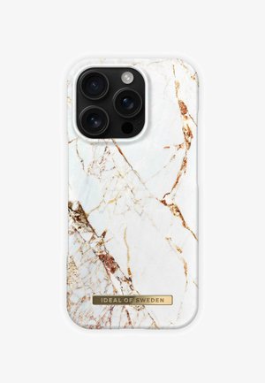 Smartphone avec un appareil photo à triple objectif, dans un étui en marbre blanc et or, arborant une étiquette dorée « Ideal of Sweden » en bas.