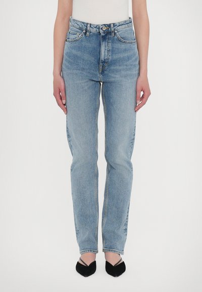 Lysblå denimjeans med høj talje, lige ben design, klassisk femlommes stil og subtile blegede detaljer.