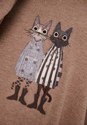 Bawełnowy sweter z wizerunkami dwóch kotów w płaszczach. Jeden ma niebieski płaszcz w kratkę z kropkami, a drugi w paskowany płaszcz, obydwa w czarnych butach.