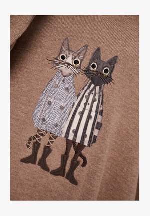 Bawełnowy sweter z wizerunkami dwóch kotów w płaszczach. Jeden ma niebieski płaszcz w kratkę z kropkami, a drugi w paskowany płaszcz, obydwa w czarnych butach.