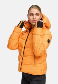 Orange pufferjacka med huva, med svarta accenter, dragkedjefickor, quiltad textur och justerbar dragsko.