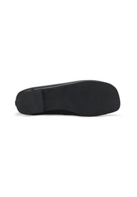 Zwarte schoenzool met een gladde afwerking, een lage hak en een ronde vorm. Gemaakt van rubber, ontworpen voor stabiliteit en comfort.