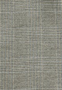 Tela de cuadros gris con un tejido texturizado que presenta líneas azul claro y gris oscuro, creando un patrón cuadrado en toda su superficie.