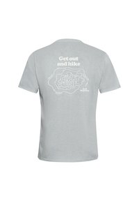 T-shirt gris clair avec un motif graphique blanc au dos, comprenant le texte "Get out and hike" et une illustration de carte topographique.