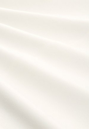 Zachte witte stof met zachte plooien die subtiele schaduwen en lichtaccenten over het oppervlak creëren.