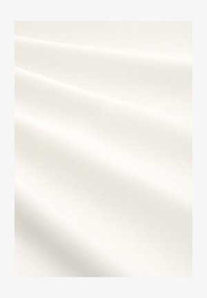 Zachte witte stof met zachte plooien die subtiele schaduwen en lichtaccenten over het oppervlak creëren.
