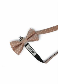 Braun gemusterte Fliege mit kleinen weißen Punkten, ausgestattet mit einem Clipverschluss und einem verstellbaren schwarzen Band mit der Aufschrift "REAL GUYS."