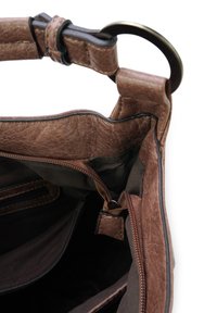Interieur van een bruine leren handtas met een gestructureerde afwerking, voorzien van rits- en open vakken, en een bronzen ring aan de band.