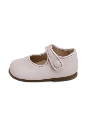 Un único zapato de bebé de cuero rosa claro con puntera redonda, correa abrochada en el tobillo y suela plana marrón.