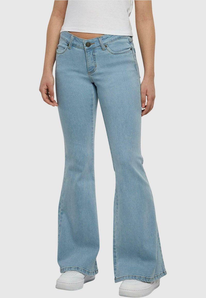 Lichtblauwe flared jeans van zacht denim, met vijf zakken en een metalen knoopsluiting aan de voorkant, met een licht vervaagd uiterlijk.