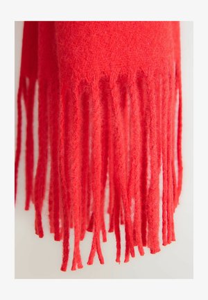 Roter Wollschal mit langen, verdrehten Fransen am unteren Rand. Der Stoff hat eine weiche Textur und eine lebendige Farbe.