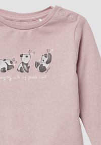 Hellblaues Babyshirt mit drei verspielten Panda-Illustrationen und dem Text "Hängen mit meinen Panda-Freunden", ausgestattet mit Druckknöpfen an der Schulter.