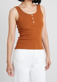 KIOMI Top - cognac