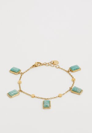 Gulltone armbånd med fem rektangulære turkise steiner satt i gullinnfatninger, koblet sammen med en delikat kjede med runde detaljer.