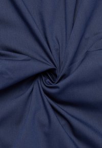 Tessuto blu navy con una superficie liscia, caratterizzato da un motivo attorcigliato al centro e privo di motivi o accenti visibili.