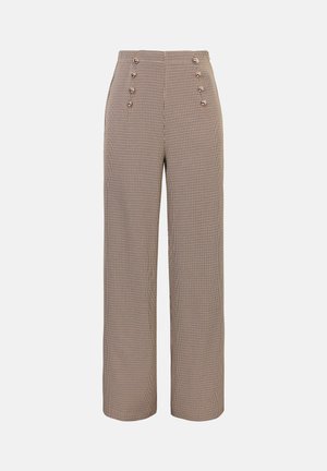Pantalon marron à motif pied-de-poule avec une taille haute, des jambes larges et six boutons décoratifs à l'avant.
