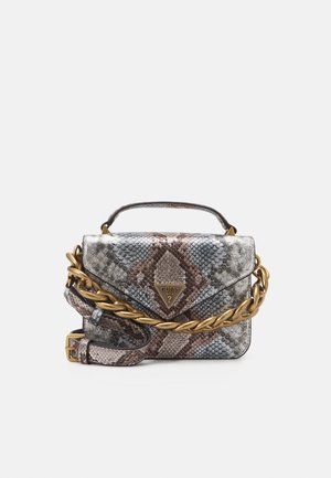 Pieni suorakulmainen käsilaukku, jossa käärmeen nahkakuosi, kultainen ketjuhihna ja GUESS-logo etuklappiosassa.