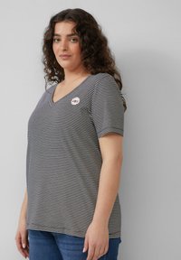 Schwarz-weiße gestreifte V-Ausschnitt-T-Shirt mit kurzen Ärmeln, mit einem pinken Logopatch auf der linken Brust, aus einem weichen Baumwollgemisch.