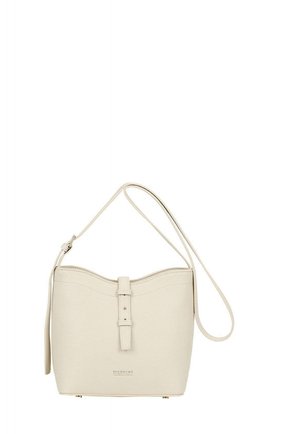 Sac seau de couleur crème avec bandoulière ajustable, surface texturée et détail de boucle à l'avant sur fond blanc.