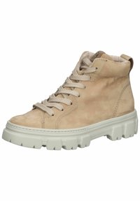 Stivale alto di colore beige chiaro con suola in gomma bianca spessa e lacci beige, progettato per un uso casual e supporto alla caviglia.