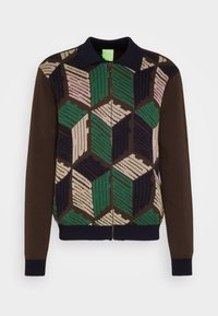 Stickad zip-up kofta med ett geometriskt mönster i grönt, rosa och brunt, med en mörk krage och ribbade muddarskanter.