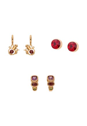 Trzy pary złotych kolczyków: w kształcie kota z czerwonym kamieniem, okrągłe czerwone sztyfty oraz potrójny klaster z fioletowymi, czerwonymi i zielonymi kamieniami.