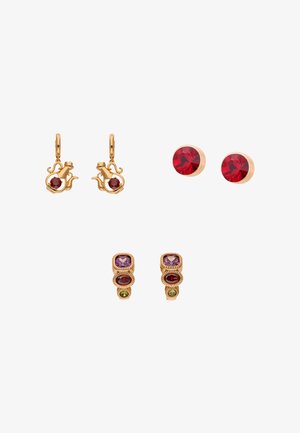 Trei perechi de cercei aurii: în formă de pisică cu piatră roșie, cercei rotunzi cu piatră roșie și un grup de trei pietre cu gemuri violet, roșii și verzi.