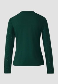 Zielony top z długim rękawem o gładkiej fakturze, z prostym krojem i rozmieszczonymi metalicznymi akcentami na rękawach.