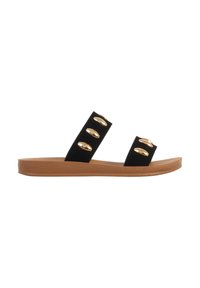 Sandale à glissière noire avec deux brides ornées chacune de trois clous ovales dorés et une semelle plate couleur camel.