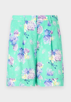 Korte broek met bloemenpatroon in mintgroen, gemaakt van lichte stof. Heeft paarse en blauwe hortensia's met subtiele gele accenten en plooien.