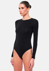 Zwarte lange mouwen bodysuit met een hoge hals en een strakke pasvorm, gemaakt van soepel, rekbaar materiaal.