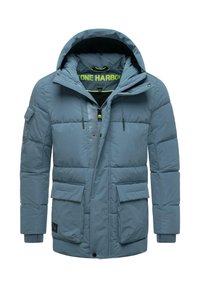 Piući vanjski kaput u svijetloplavoj boji, s kapuljačom, zatvaranjem na patentni zatvarač, višestrukim prednjim džepovima i elastičnim manžetama. Unutrašnjost s logotipom.