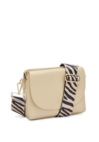 Borsa a tracolla in pelle beige con pattina curvata, accessori in oro e tracolla staccabile a strisce zebrate in nero e rosa chiaro.