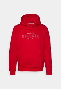 Felpa rossa con cappuccio, tasca frontale a marsupio, polsini e orlo a costine, con scritta bianca "ESTABLISHED HILFIGER MCMLXXXV". Realizzata in tessuto morbido.