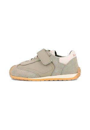 Zapatilla deportiva gris claro con paneles de ante y cuero, una sola tira de velcro, suela de goma y cuello de talón blanco.