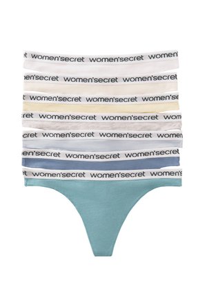 Otto paia di tanga in cotone di diversi colori con un elastico bianco flessibile, che presenta il nome del marchio "women'secret" in nero.