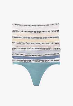 Otto paia di tanga in cotone di diversi colori con un elastico bianco flessibile, che presenta il nome del marchio "women'secret" in nero.
