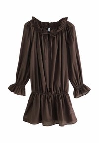 Vestido marrón sin mangas con cuello y mangas de volantes, que presenta una cintura ajustada y un dobladillo acampanado, hecho de una tela ligera.