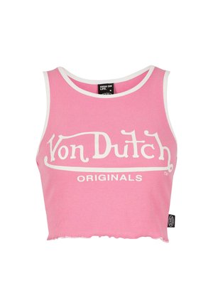 Vaaleanpunainen lyhyt toppi, jossa on valkoinen reuna, ja edessä "Von Dutch Originals" -logo valkoisilla kirjaimilla.
