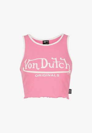 Vaaleanpunainen lyhyt toppi, jossa on valkoinen reuna, ja edessä "Von Dutch Originals" -logo valkoisilla kirjaimilla.