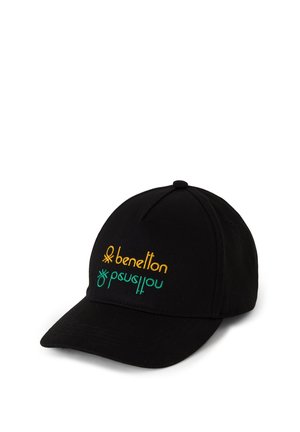 Gorra de béisbol negra con visera curva, con texto y logotipo "benetton" bordados en amarillo y verde en el panel frontal.