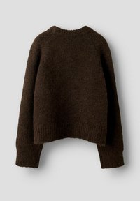 Maglione marrone scuro in lana lavorata a maglia con maniche lunghe e polsini, scollatura e orlo a coste su uno sfondo grigio chiaro.