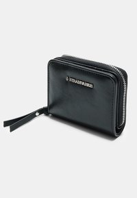 Črn usnjen denarnica z zipom in zapestnico ter srebrnim logotipom "Stradivarius" spredaj, prikazana na beli podlagi.
