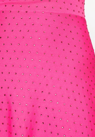 Svetlo roza tkanina z enakomerno razporejenimi majhnimi reflektivnimi kamni, ki ustvarjajo bleščeč vzorec.