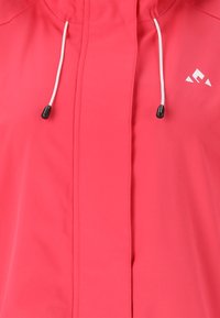 Lättviktig rosa jacka med framdragkedja, justerbar huva och svarta dragsko-stoppare. Har en liten vit logotyp.