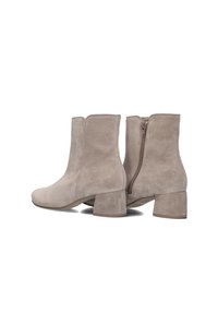 Beige suède enkellaarsjes met een ronde neus, blokhak van gemiddelde hoogte en een zijrits. Kenmerkt zich door een gladde textuur en minimale stiksels.