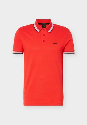 Piros rövid ujjú galléros póló fehér és fekete csíkos gallérral és mandzsettával, három gombbal és "BOSS" logóval a bal mellrészen.