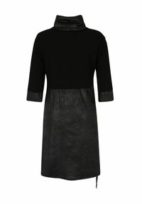 Schwarzes Kleid mit hohem Kragen, Dreiviertelärmeln und einem strukturierten Stoff. Der Rock hat ein glattes Finish mit einem Zugbanddetail am Saum.