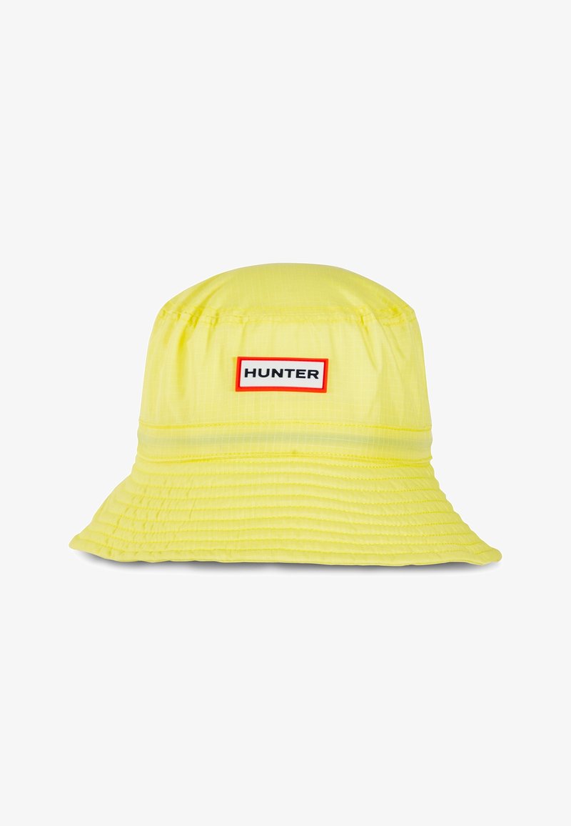 Chapeau bob jaune avec bord cousu et une étiquette blanche rectangulaire bordée de rouge affichant "HUNTER" en lettres noires.